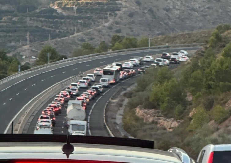 Retenciones por el corte de la A-44 en el regreso de la Costa durante domingo